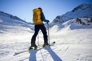Un randonneur monte avec ses ski de randonnee (ski en peau de phoque) en direction de l'Hospice du Grand-Saint-Bernard. Image prétexte